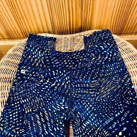 Fabletics set of 2 (two) blue yellow black 18 inch capri athletic leggings pants - Picture 4 of 9